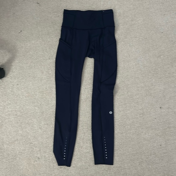 Dark blue Lululemon leggings with pockets on sides size 0 28 inch 25 inch - Picture 1 of 6